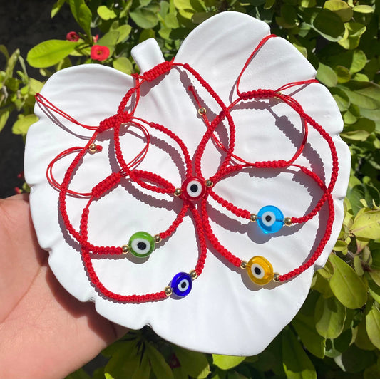 Pulsera tejida roja de ojitos